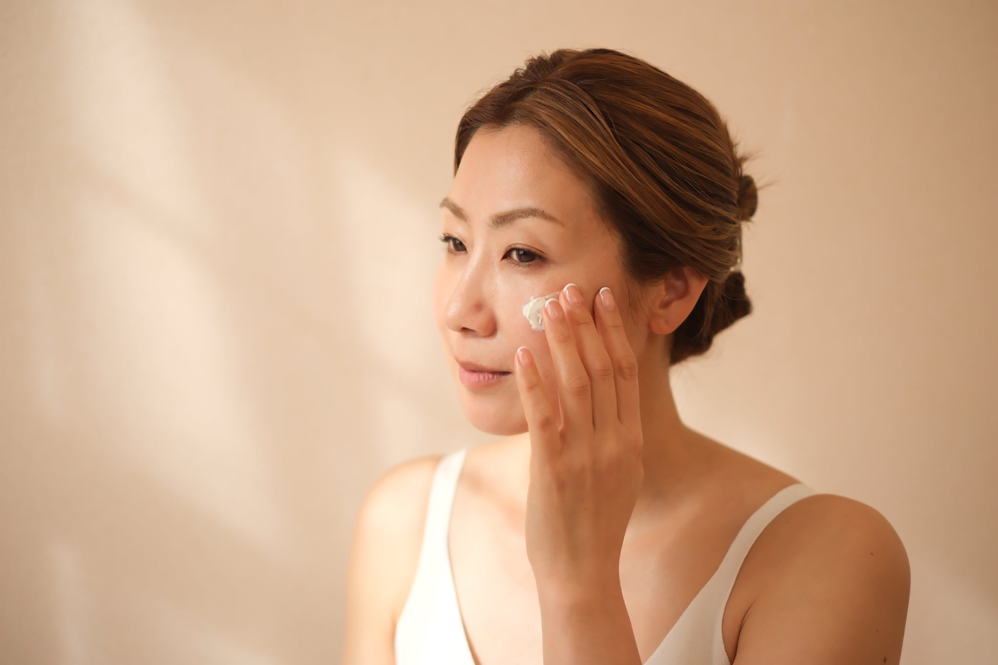 女性がクリームを塗っている動画